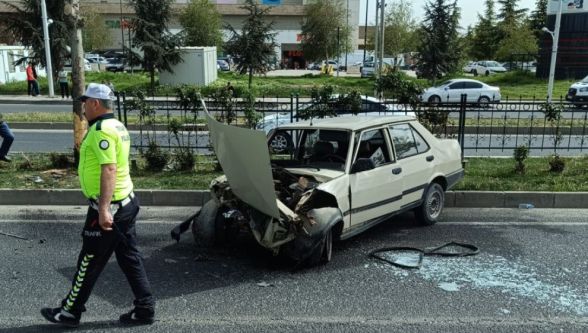 Malatyada Otomobil Kaldırıma Çarptı, 2 Yaralı