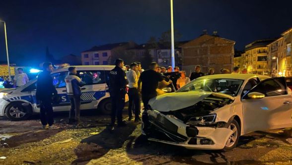 Malatya'da resmi polis aracı ile  otomobil çarpıştı, 3 yaralı