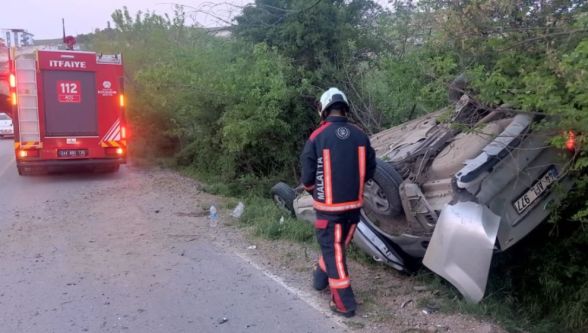 Malatya'da takla atarak ters dönen otomobilin sürücüsü yaralandı